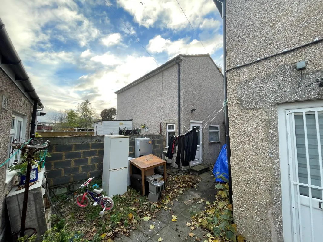 2D Barrington Road, Manor Park, London, E12 6JH