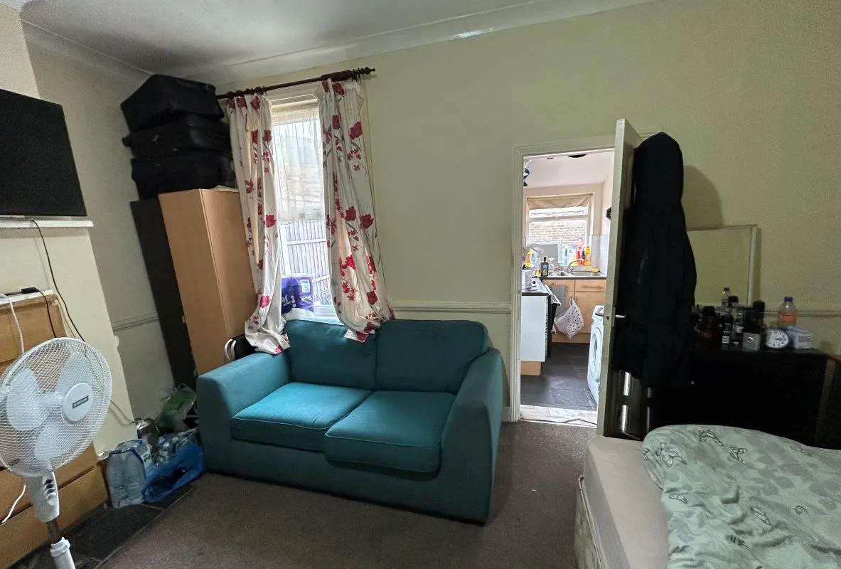 9 Selwyn Avenue, Highams Park, London, E4 9LP