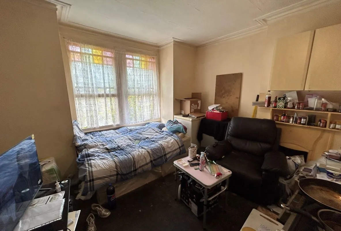 9 Selwyn Avenue, Highams Park, London, E4 9LP