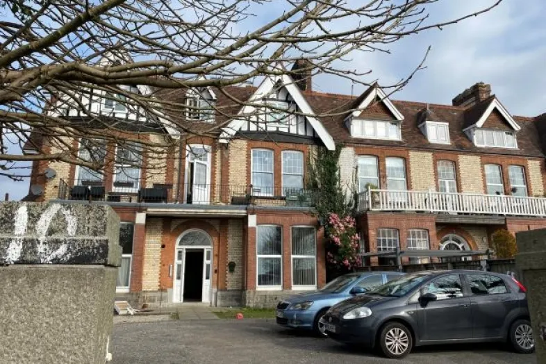 Flat 2, 10 Queens Gate, Lipson, Plymouth PL4 7PW