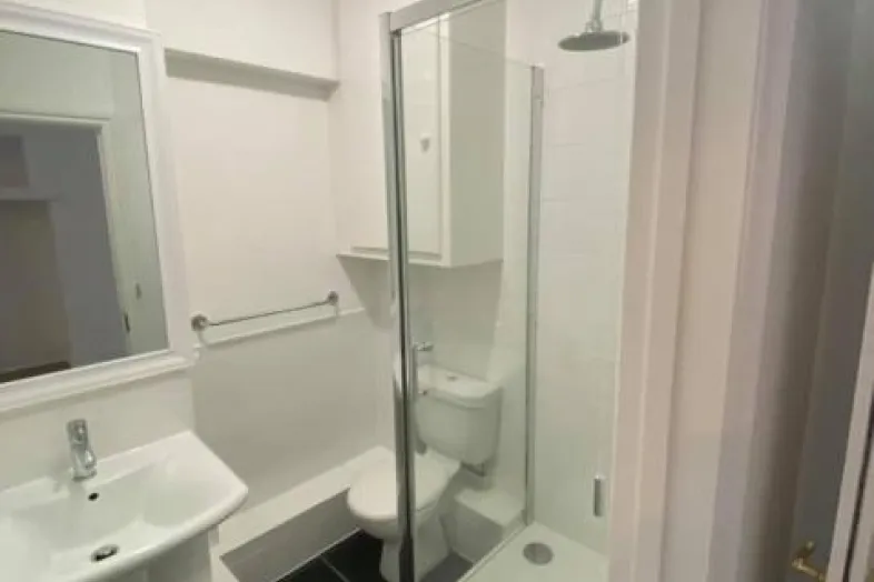 Flat 2, 10 Queens Gate, Lipson, Plymouth PL4 7PW