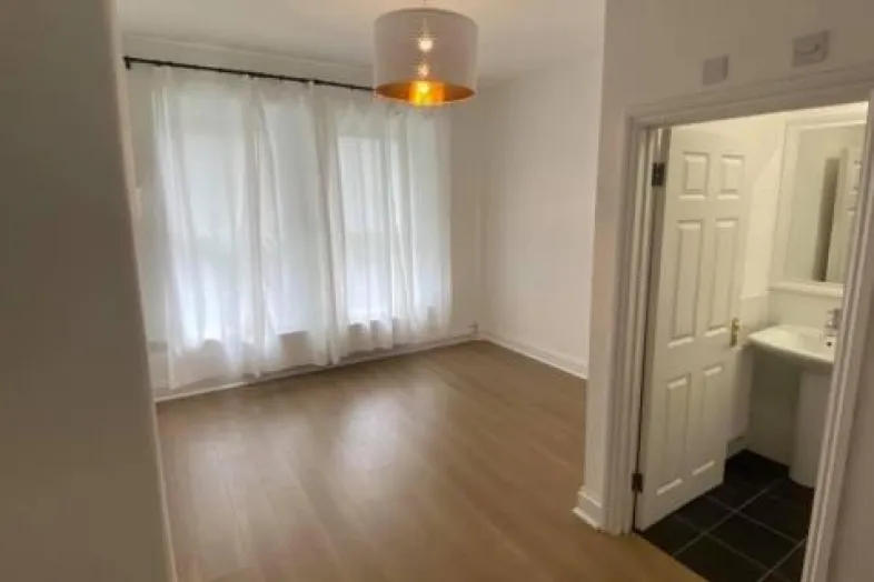 Flat 2, 10 Queens Gate, Lipson, Plymouth PL4 7PW