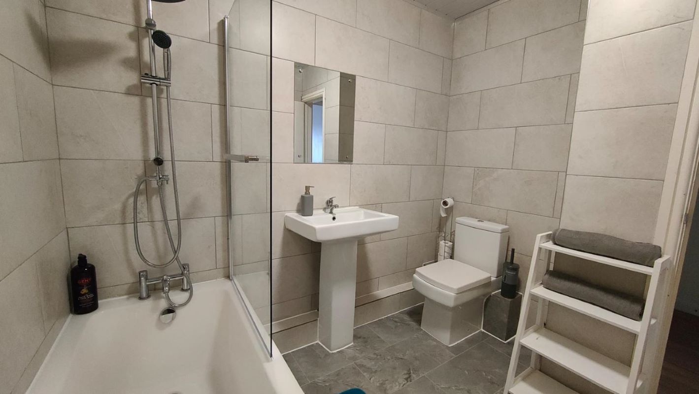 17-19 Madina House, Downs Road, Luton, LU1 1QP