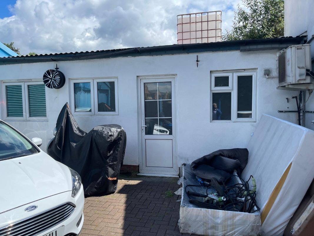 99 Victoria Road, Romford, Essex, RM1 2LX