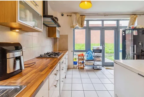 5 bed Detached