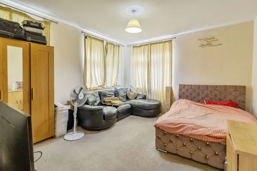 5 bed Detached
