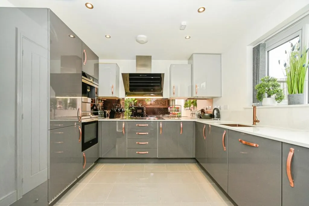 5 bed Detached