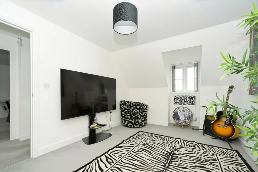 5 bed Detached