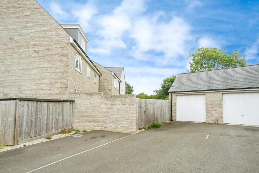 5 bed Detached