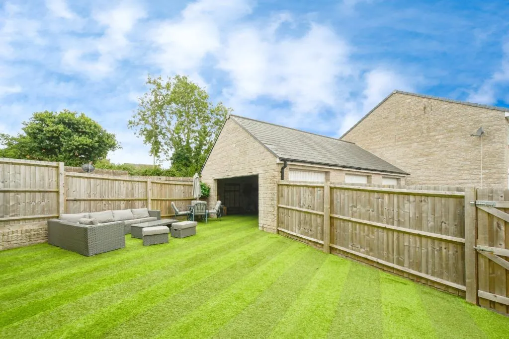 5 bed Detached
