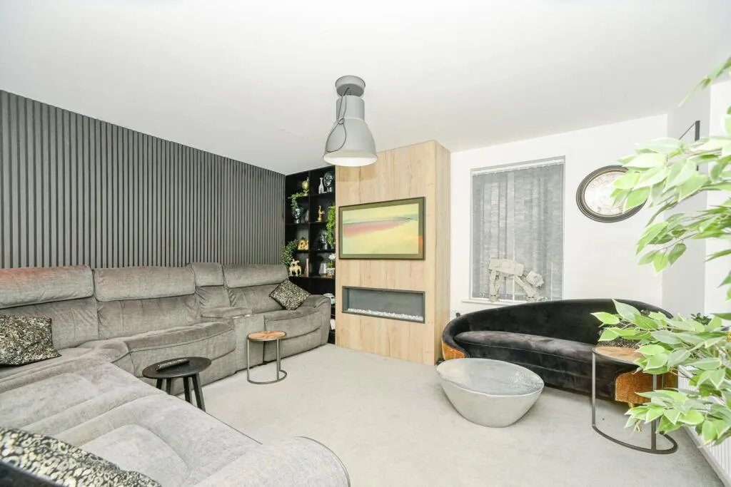 5 bed Detached