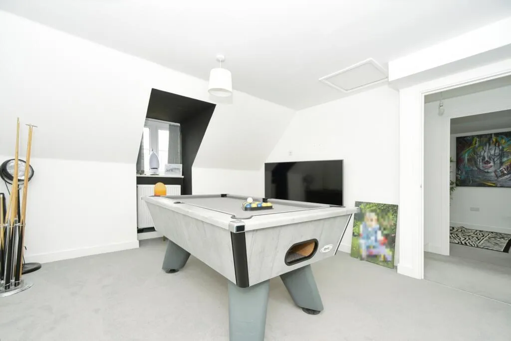 5 bed Detached
