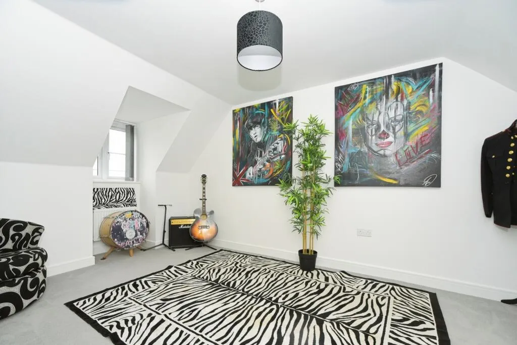 5 bed Detached