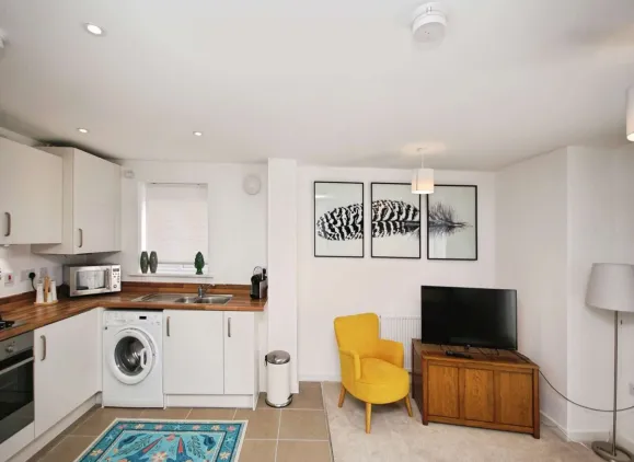 1 bed Ground Flat