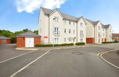 1 bed Ground Flat