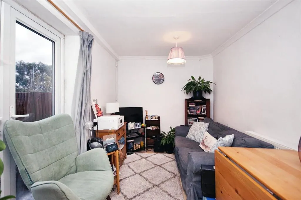 1 bed Ground Flat