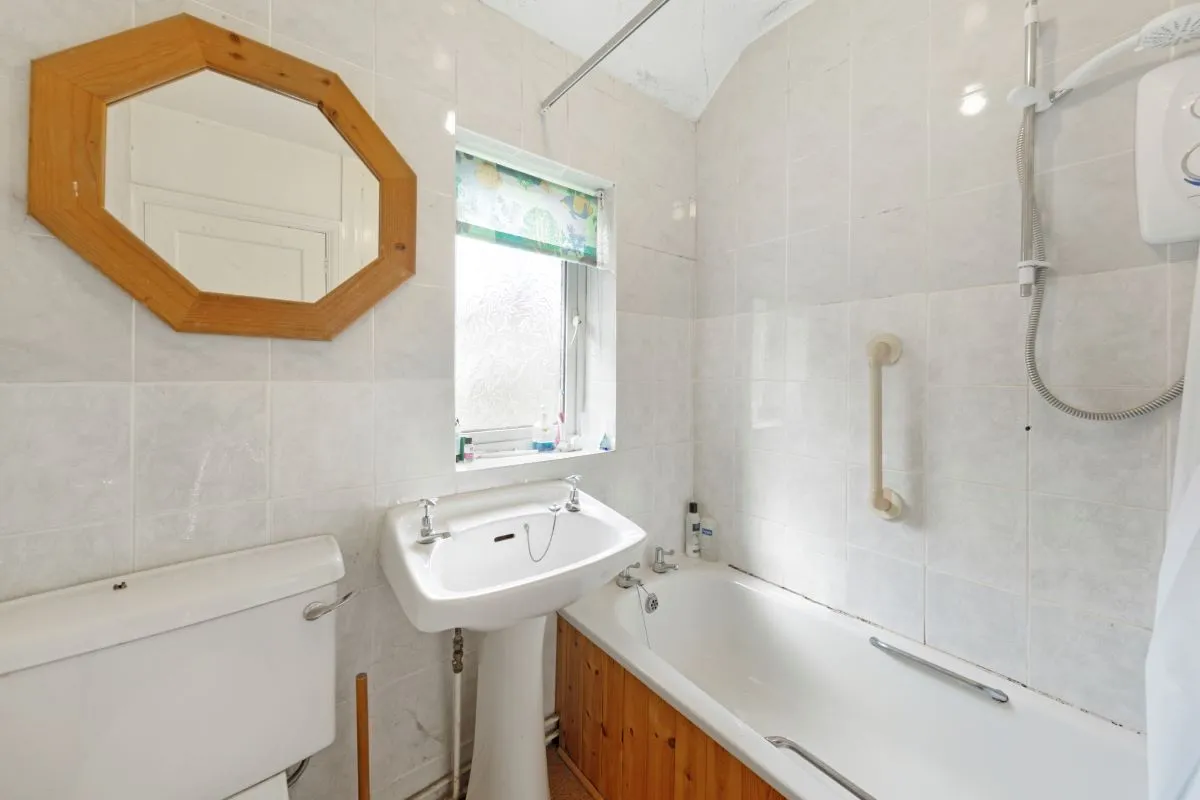 Chestnut Avenue, Kettering, Northamptonshire, NN15 7BG - Online Auctions