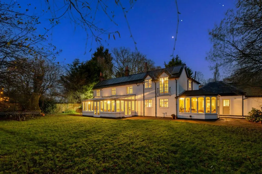 Willow Tree Cottage, Spinning Wheel Lane, Binfield, Bracknell, Berkshire, RG42 5QH - Online Auctions