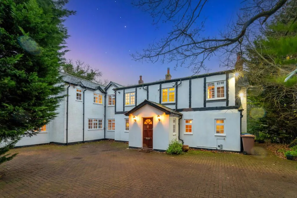 Willow Tree Cottage, Spinning Wheel Lane, Binfield, Bracknell, Berkshire, RG42 5QH - Online Auctions