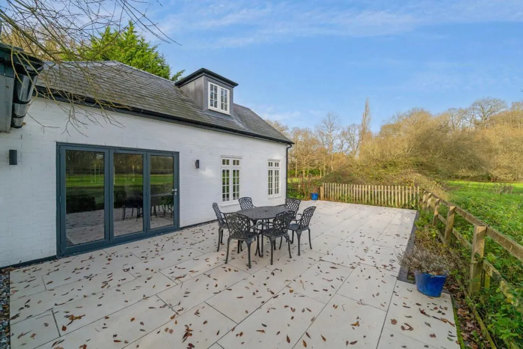 Willow Tree Cottage, Spinning Wheel Lane, Binfield, Bracknell, Berkshire, RG42 5QH - Online Auctions