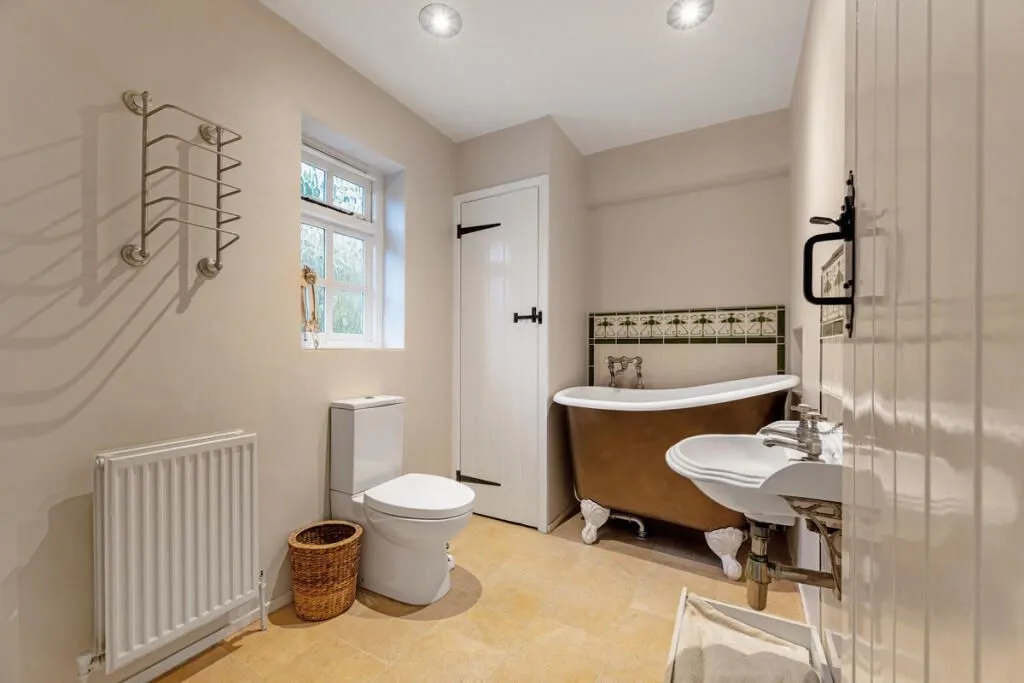 Willow Tree Cottage, Spinning Wheel Lane, Binfield, Bracknell, Berkshire, RG42 5QH - Online Auctions