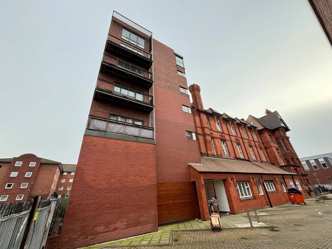 Apt, 6, 2 Stowell Street
