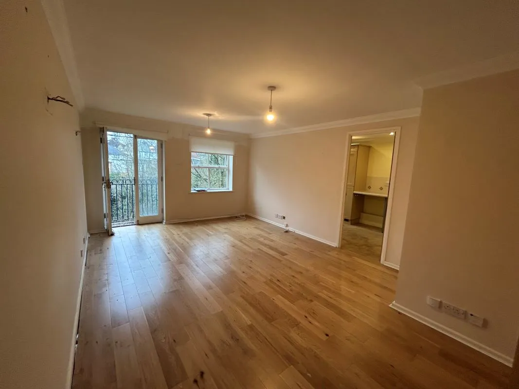 22 River Bank Close