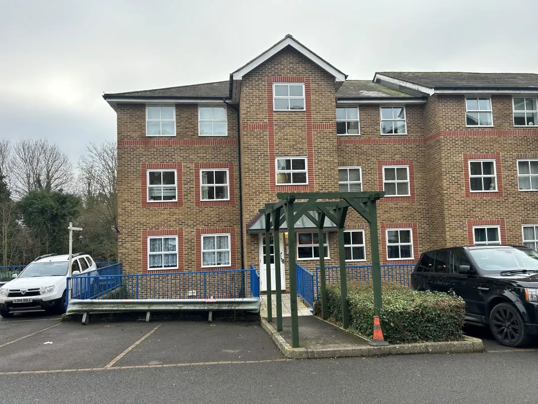 22 River Bank Close