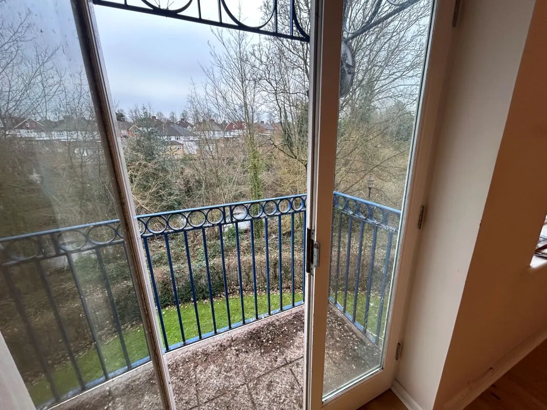 22 River Bank Close