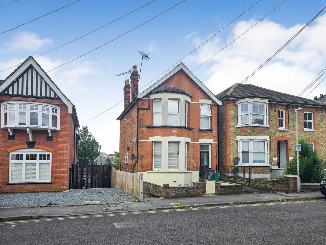 Flat C Belle Vue, 35 Rose Valley, Brentwood, Essex, CM14 4HZ