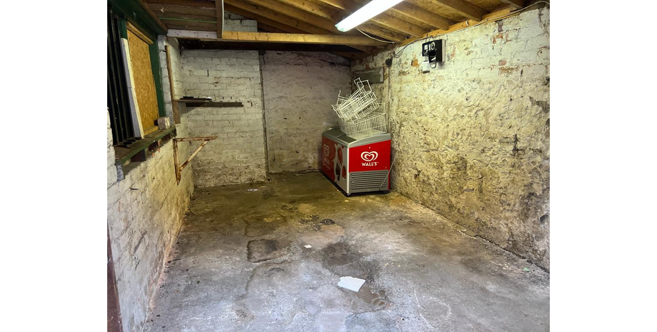 Lock-up Unit Located in Town Centre 