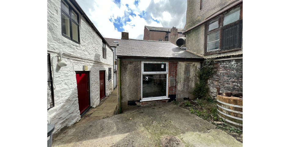 Traditional Shop with Rooms Over in Need of Modernisation