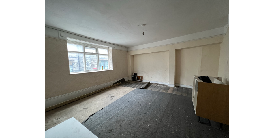 Traditional Shop with Rooms Over in Need of Modernisation