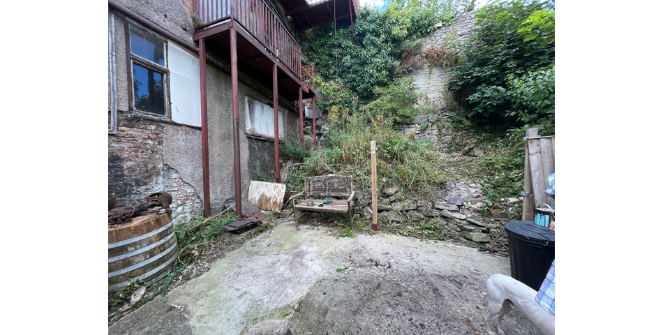 Traditional Shop with Rooms Over in Need of Modernisation