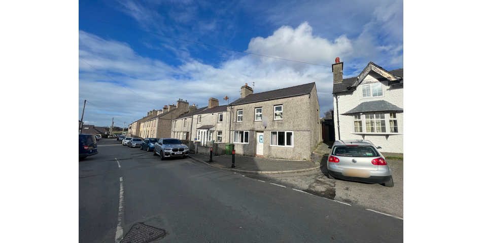3 Bedroom End-Terrace Property in Need of Refurbishment