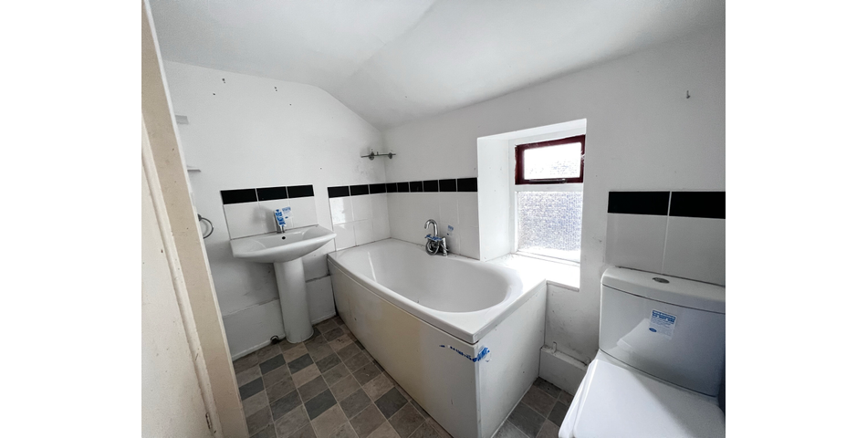 3 Bedroom End-Terrace Property in Need of Refurbishment