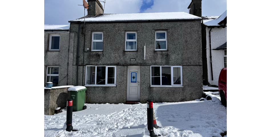 3 Bedroom End-Terrace Property in Need of Refurbishment