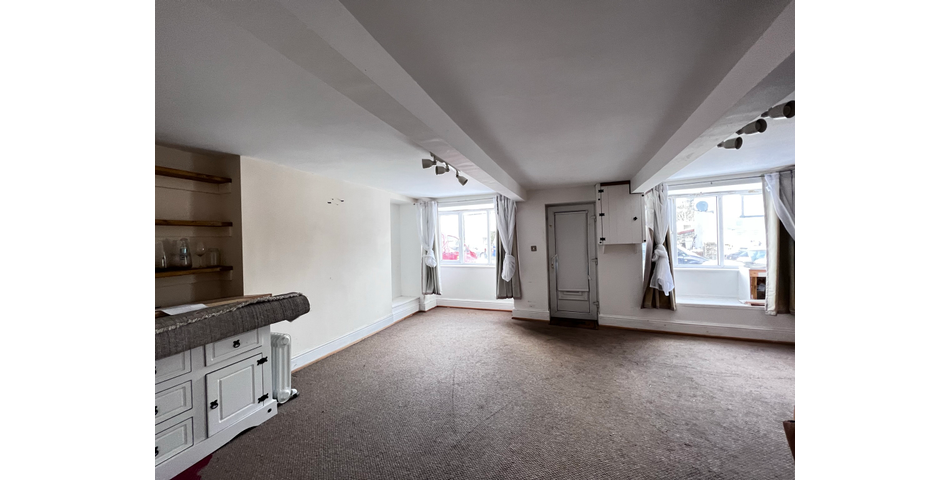 3 Bedroom End-Terrace Property in Need of Refurbishment