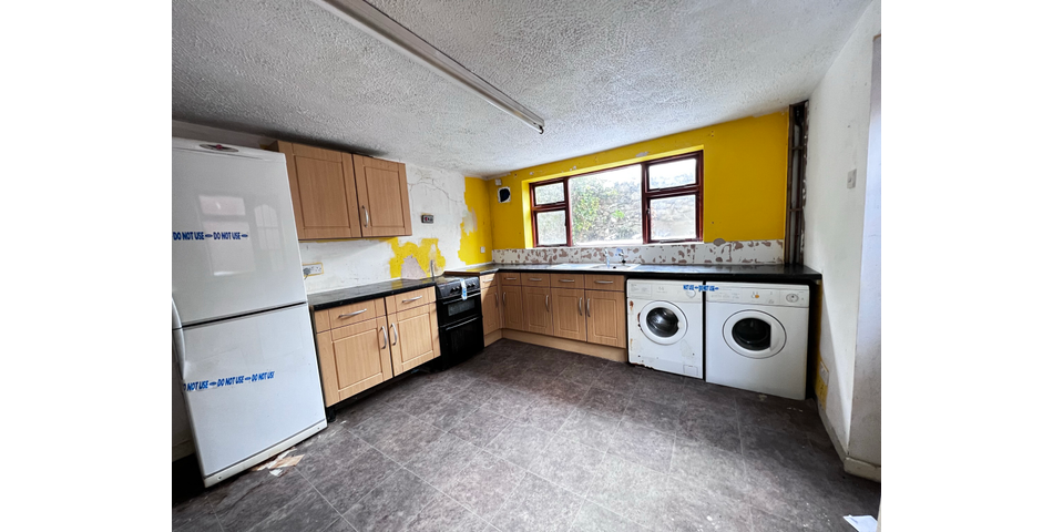 3 Bedroom End-Terrace Property in Need of Refurbishment