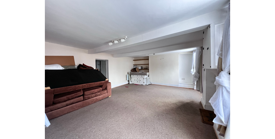 3 Bedroom End-Terrace Property in Need of Refurbishment