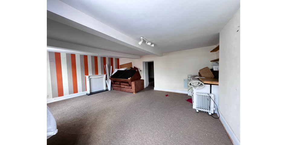 3 Bedroom End-Terrace Property in Need of Refurbishment