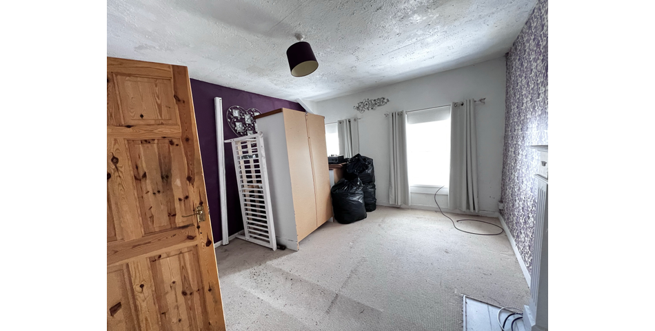 3 Bedroom End-Terrace Property in Need of Refurbishment