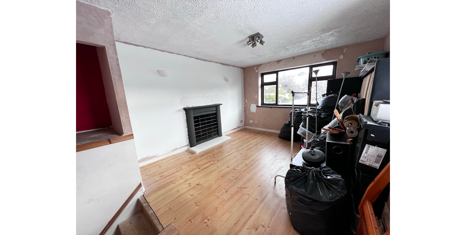 3 Bedroom End-Terrace Property in Need of Refurbishment