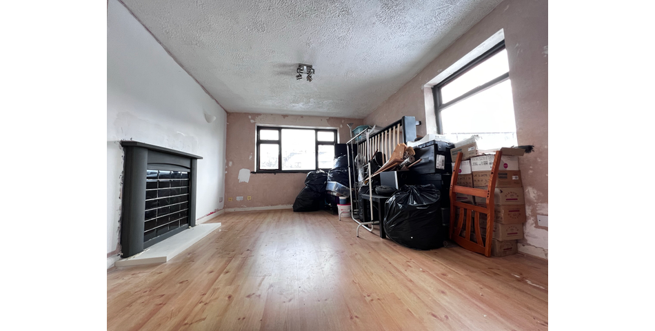 3 Bedroom End-Terrace Property in Need of Refurbishment