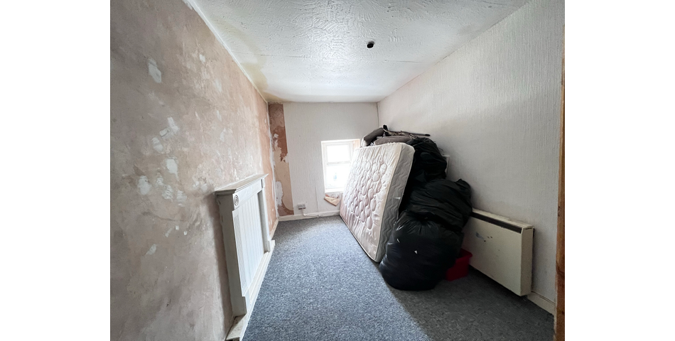 3 Bedroom End-Terrace Property in Need of Refurbishment