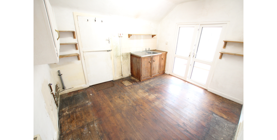 Detached 2 Bedroom Single Storey Elevated Property In Need of Modernisation & Refurbishment