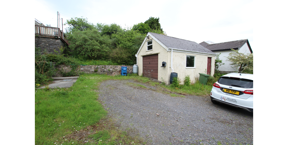 Detached 2 Bedroom Single Storey Elevated Property In Need of Modernisation & Refurbishment