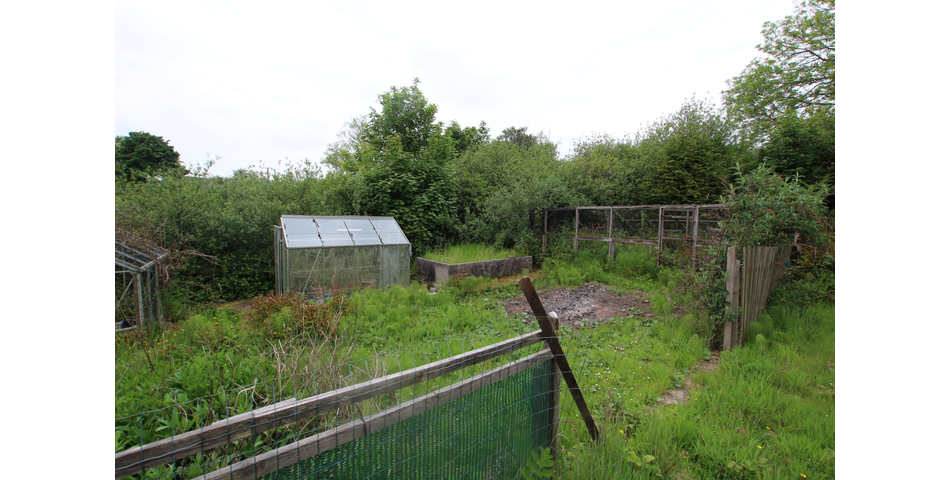 Detached 2 Bedroom Single Storey Elevated Property In Need of Modernisation & Refurbishment