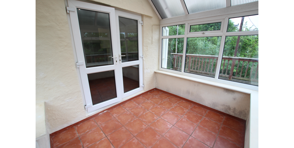 Detached 2 Bedroom Single Storey Elevated Property In Need of Modernisation & Refurbishment