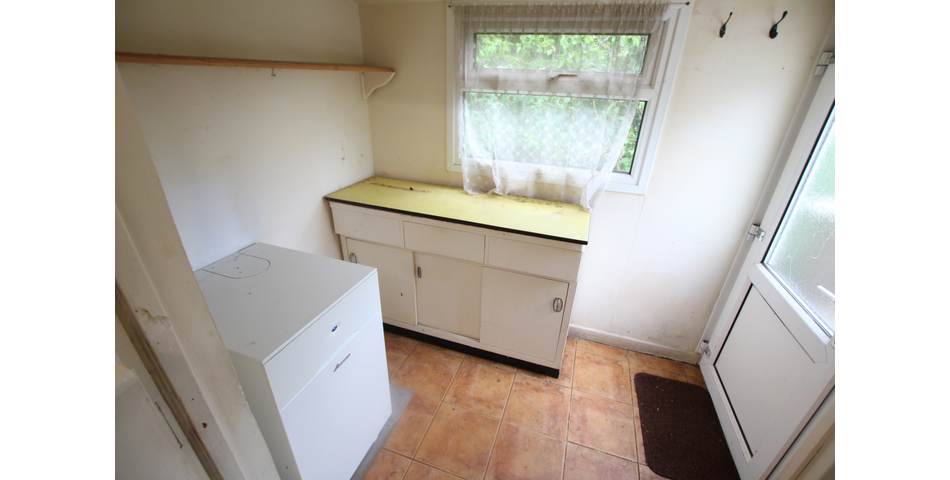 Detached 2 Bedroom Single Storey Elevated Property In Need of Modernisation & Refurbishment